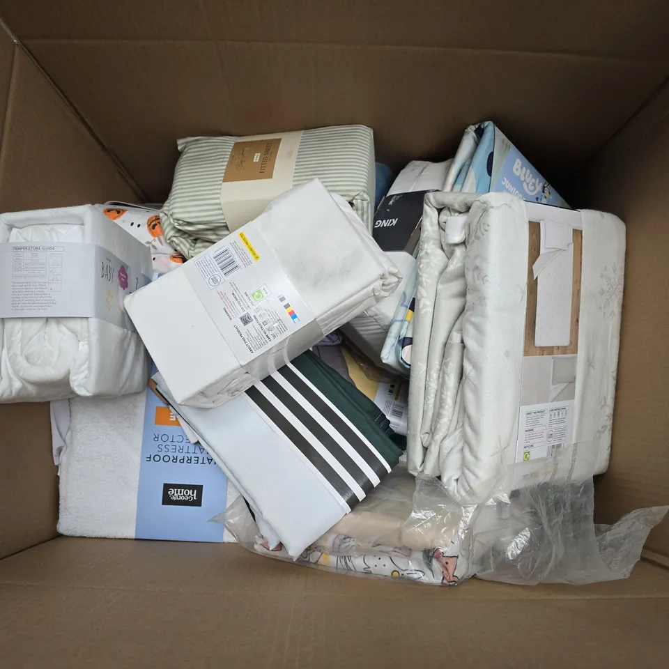 APPROXIMATELY 32 ASSORTED ITEMS TO INCLUDE PERCALE FITTED SHEET, BLUEY JUNIOR DUVET SET, FABRIC SHOWER CURTAIN, ETC