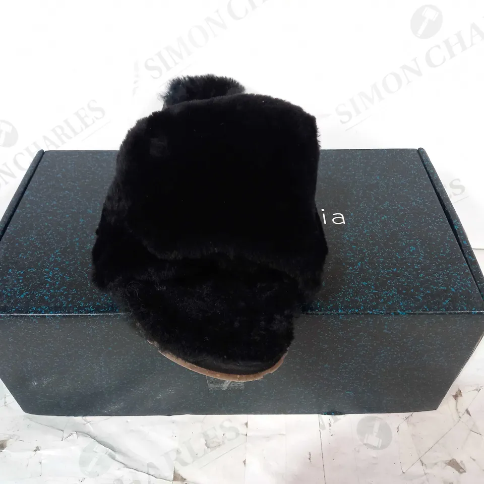 BOXED PAIR OF EMU OPEN TOE FLUFFY SLIPPERS IN BLACK SIZE W6/M7