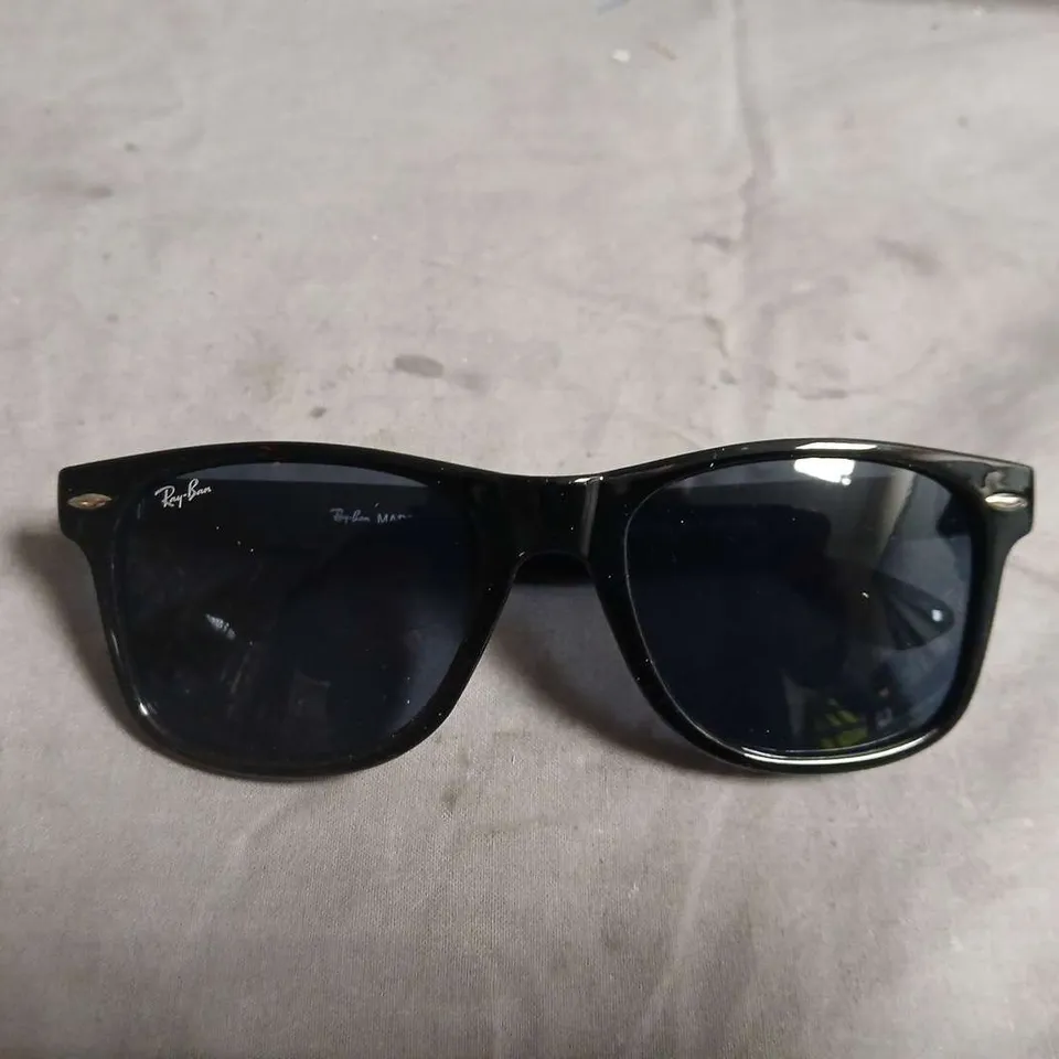 RAY-BAN SUNGLASSES – BLACK FRAME