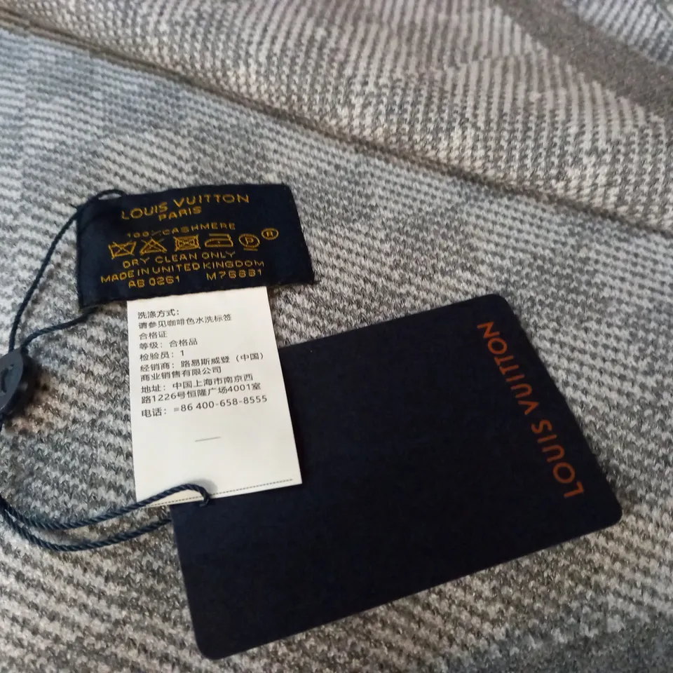 LOUIS VUITTON GREY CASHMERE HAT AND SCARF SET