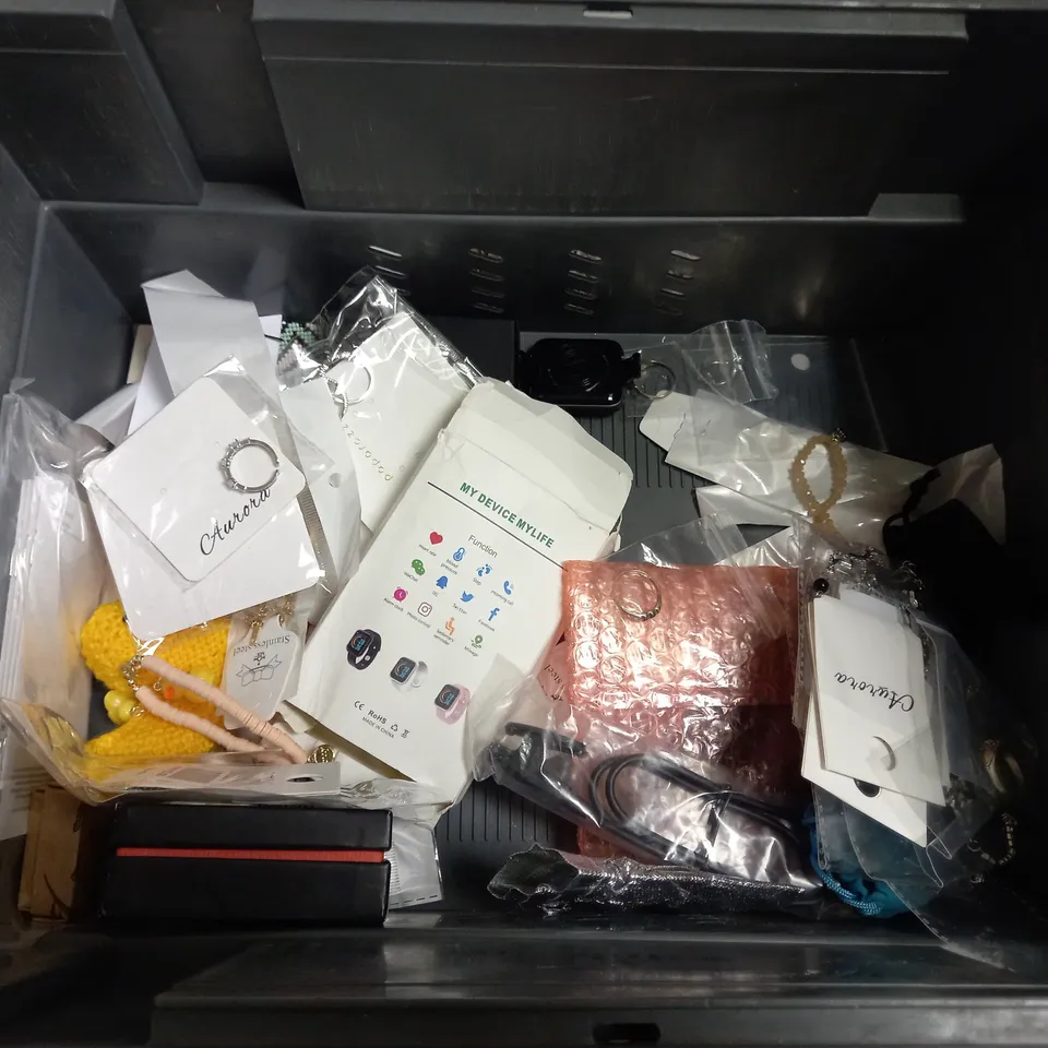 BOX OF APPROX 10 COSTUME JEWELLERY ITEMS INCLUDING BRACELETS, NECKLACES AND RING SIZER
