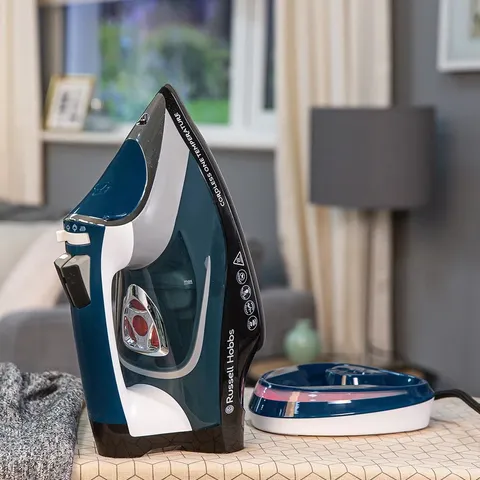 BOXED RUSSELL HOBBS CORDLESS ONE TEMPERATURE 600W IRON