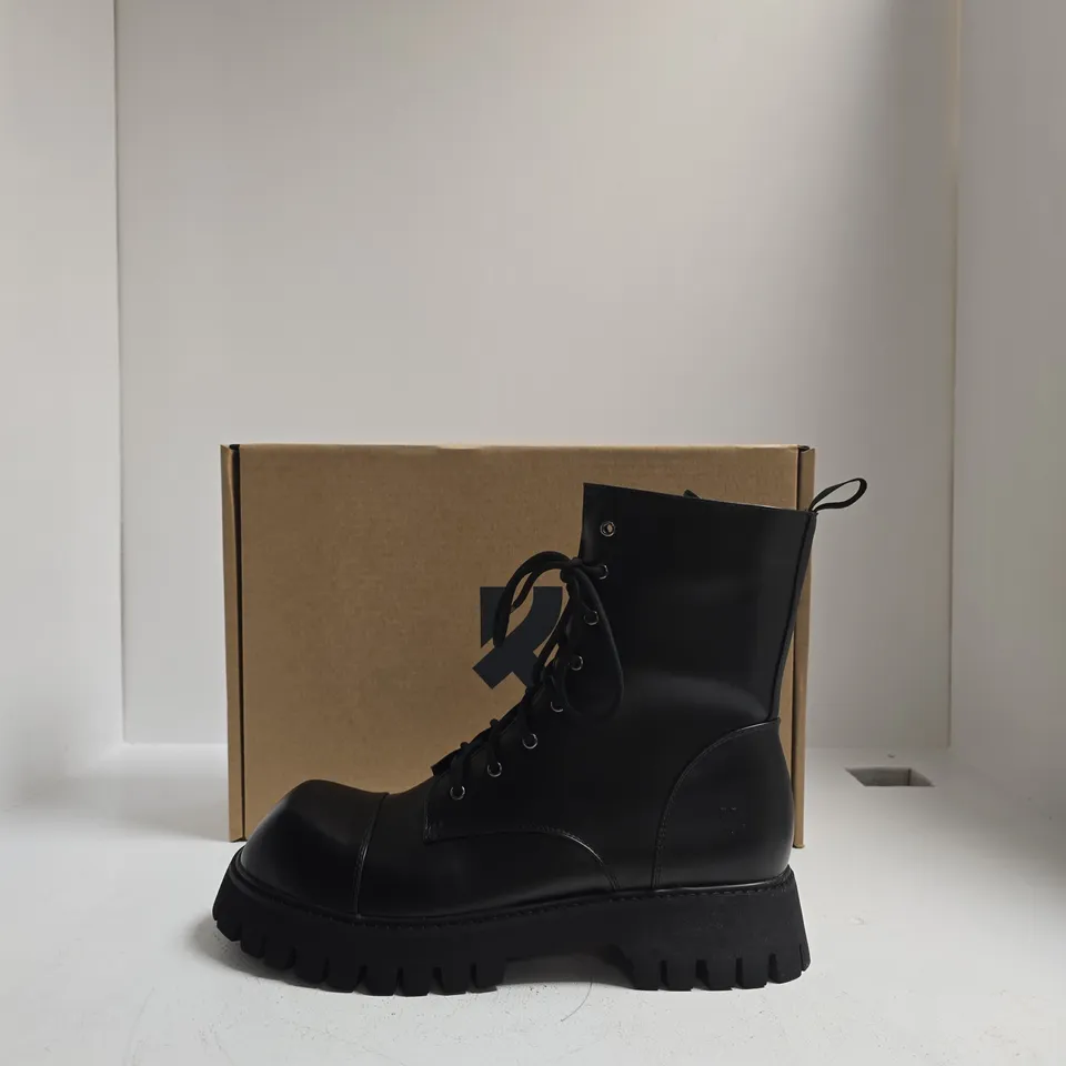 KOI BLACK LEATHER COMBAT BOOTS WITH CHUNKY LUG SOLE – PULL TAB UK SIZE 8