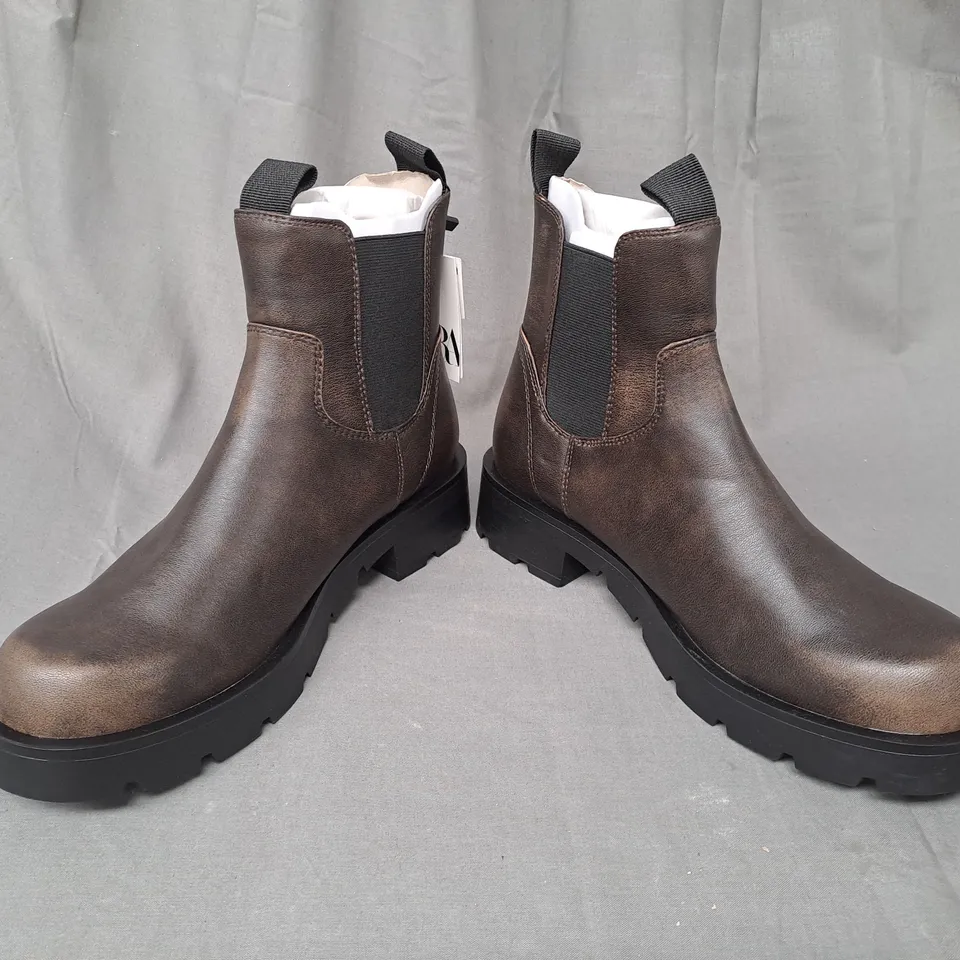 PAIR OF ZARA ANKLE BOOTS IN BROWN EU SIZE 41