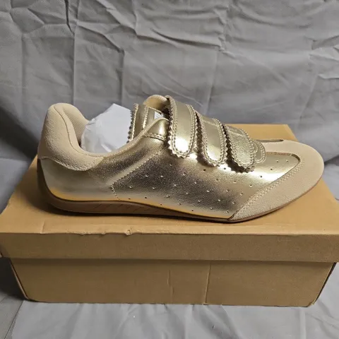 STEVE MADDEN FLAGSHIP GOLD ACTION LEATHER SNEAKER - WOMEN'S, EU 39 (US 8.5 / UK 6)