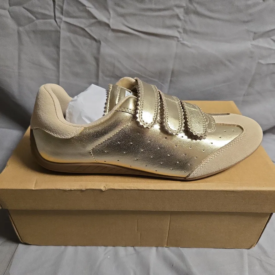 STEVE MADDEN FLAGSHIP GOLD ACTION LEATHER SNEAKER - WOMEN'S, EU 39 (US 8.5 / UK 6)