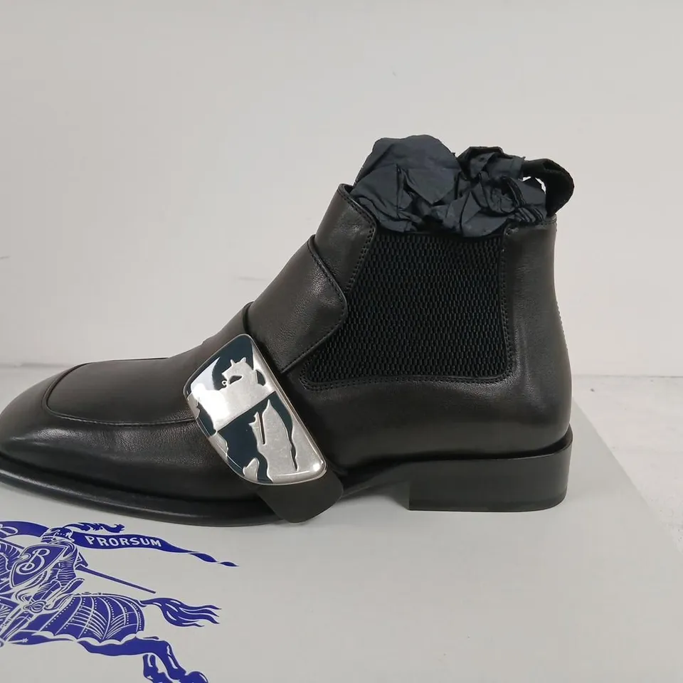 BURBERRY BLACK LEATHER BOOTS WITH BUCKLE STRAP – UK 8 (EU 42)