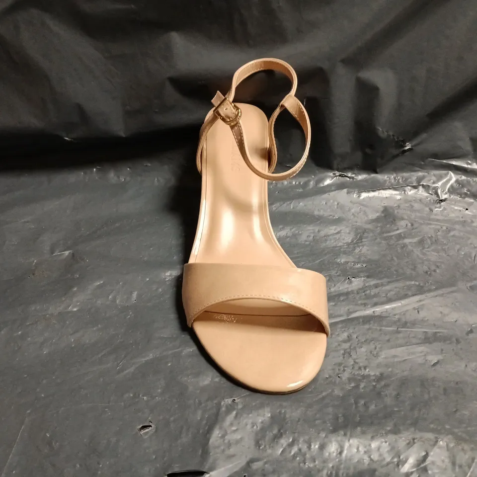 BOXED PAIR OF JD WILLIAMS OPEN TOE HEELED SANDALS IN NUDE SIZE UK 8