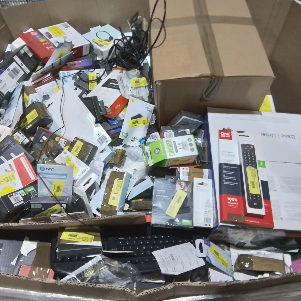 PALLET CONTAINING A LARGE QUANTITY OF ASSORTED TECH ITEMS TO INCLUDE INTEMPO KARAOKE SYSTEM, JVC HEADPHONES AND TP-LINK MESH EXTENDER