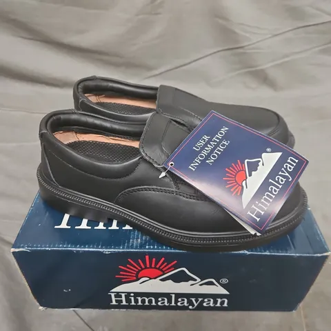 BOXED PAIR OF HIMALAYAN 9910-BK SHOES IN BLACK - SIZE 7