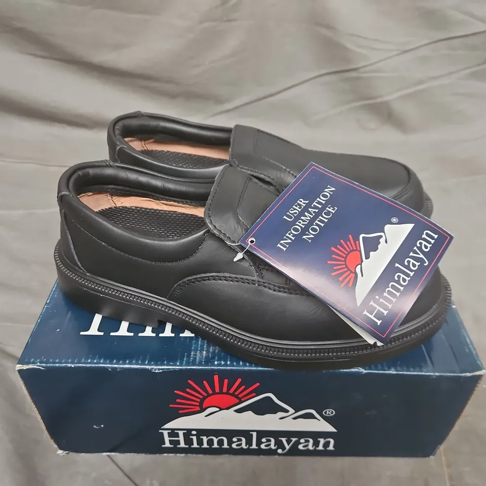 BOXED PAIR OF HIMALAYAN 9910-BK SHOES IN BLACK - SIZE 8