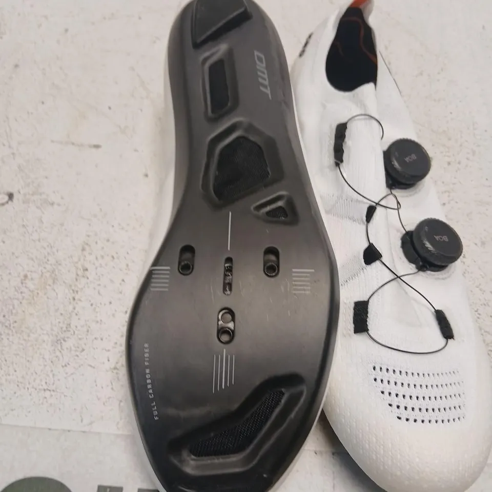 DMT CYCLING SHOES WITH BOA DIAL – WHITE, UK 9.5 (EU 44.5) – FULL CARBON SOLE