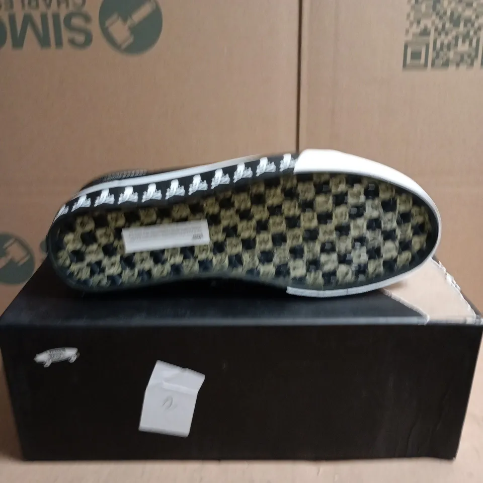 VANS OLD SKOOL TRAINERS – BLACK/WHITE, UK 9 (US 10)