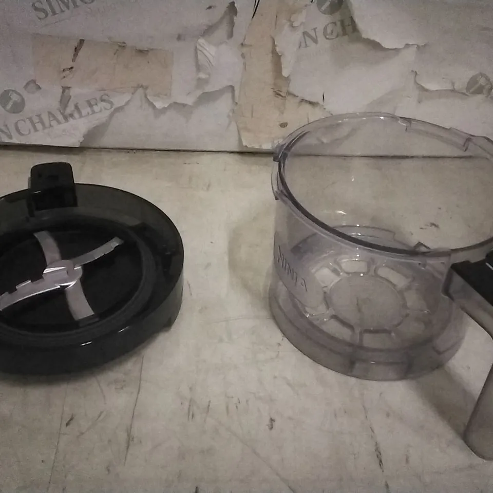 BOXED NINJA CREAMI ICE CREAM & DESSERT MAKER WITH 5 DESSERT TUBS