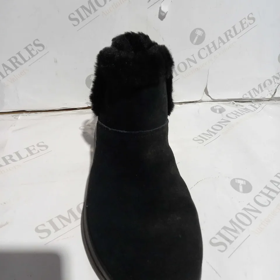 SKECHERS GO WALK ARCH FIT SUEDE CHUGGA BOOT BLACK - UK SIZE 5