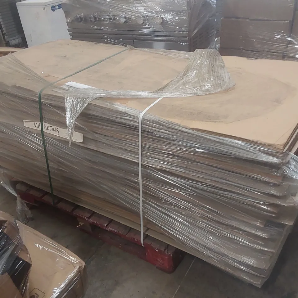 PALLET CONTAINING A LARGE QUANTITY OF ASSORTED DOORS