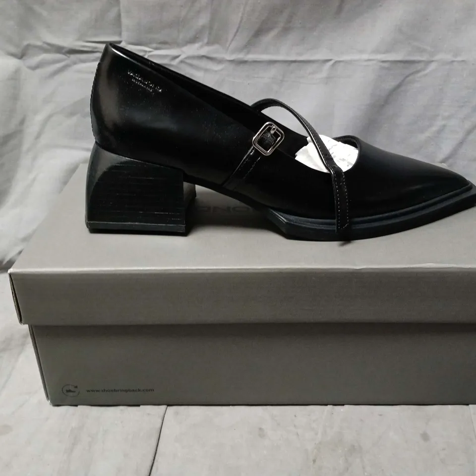 BOXED PAIR OF VAGABOND SHOEMAKERS WOMEN’S BLACK LEATHER BUCKLE-STRAP HEELED SHOES, UK 4 (EU 37)