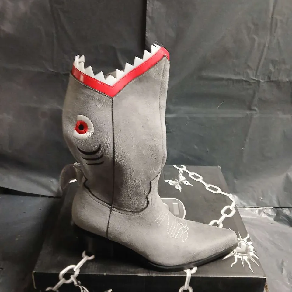 BOXED PAIR OF KOI GREY SUEDE MID-CALF BOOTS WITH JAGGED WHITE TRIM AND RED TOP – UK 3 