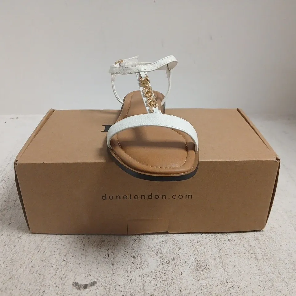 BOXED PAIR OF DUNE LONDON OPEN TOE FLAT SANDALS IN WHITE SIZE 6