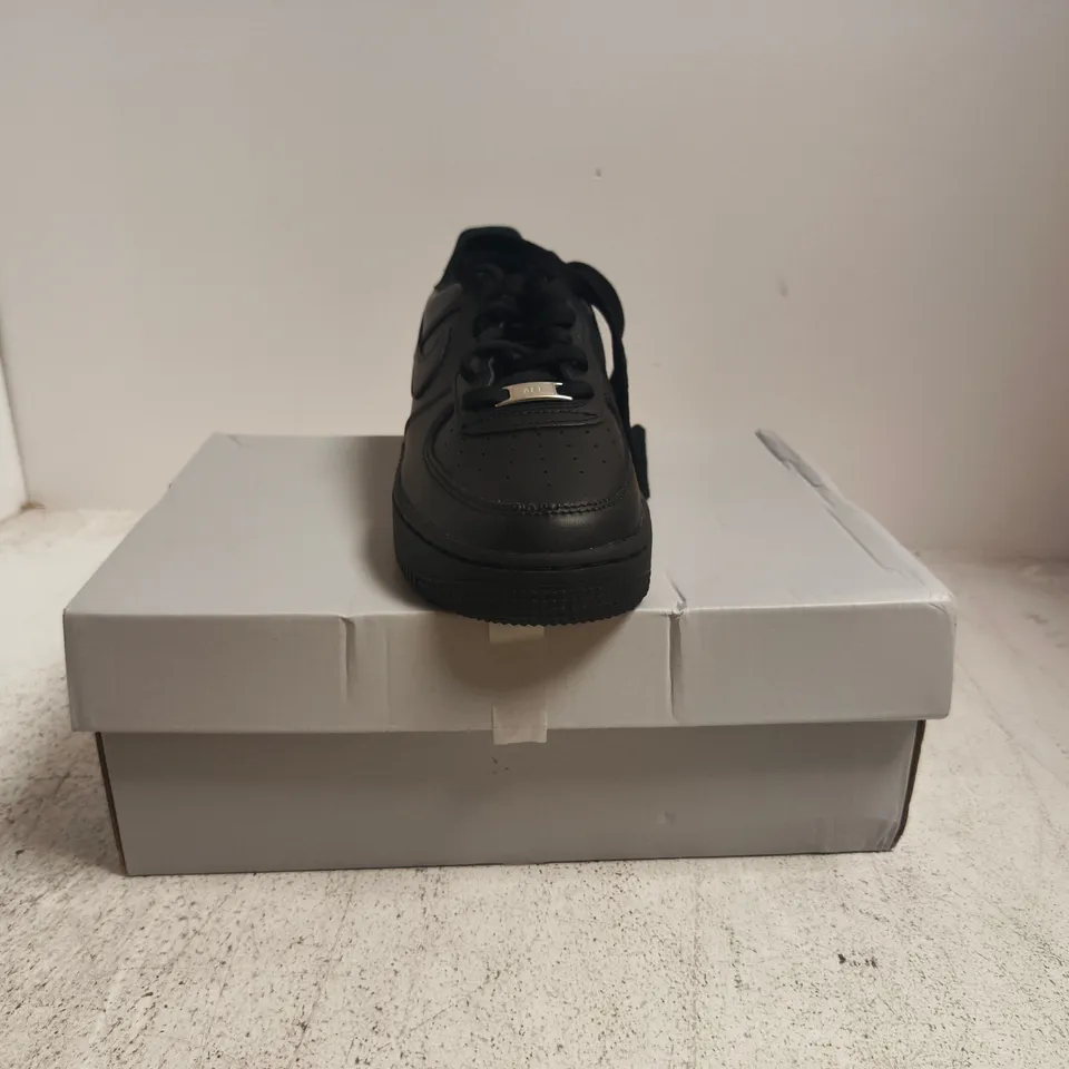 BOXED PAIR OF NIKE AIR FORCE 1 LE TRAINERS IN BLACK SIZE UK 5