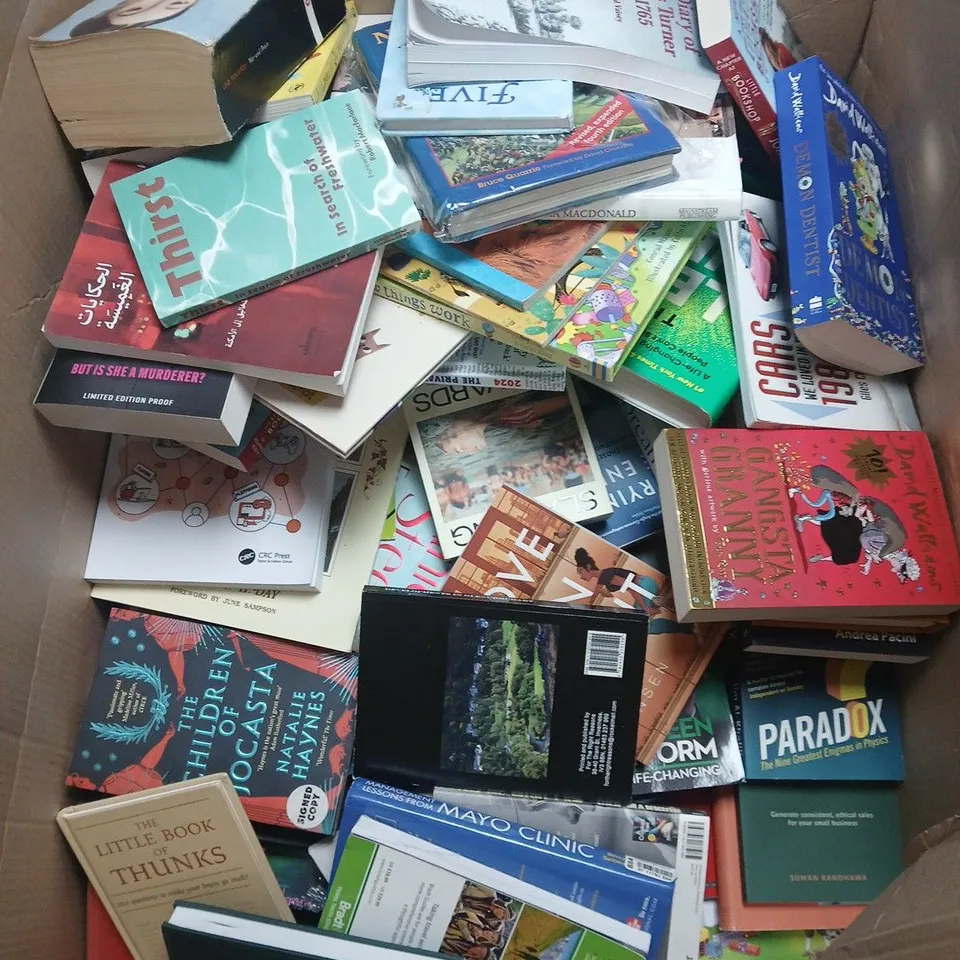 LARGE QUANTITY OF ASSORTED FICTION & NON-FICTION BOOKS TO INCLUDE WORKS FROM LEE CHILD, NATALIE HAYNES, ROALD DAHL, ETC - COLLECTION ONLY