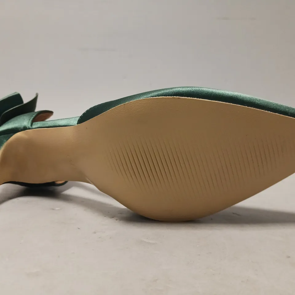 BOXED PAIR OF DESIGNER POINTED TOE HEELS IN GREEN W. BOW DETAIL EU SIZE 37