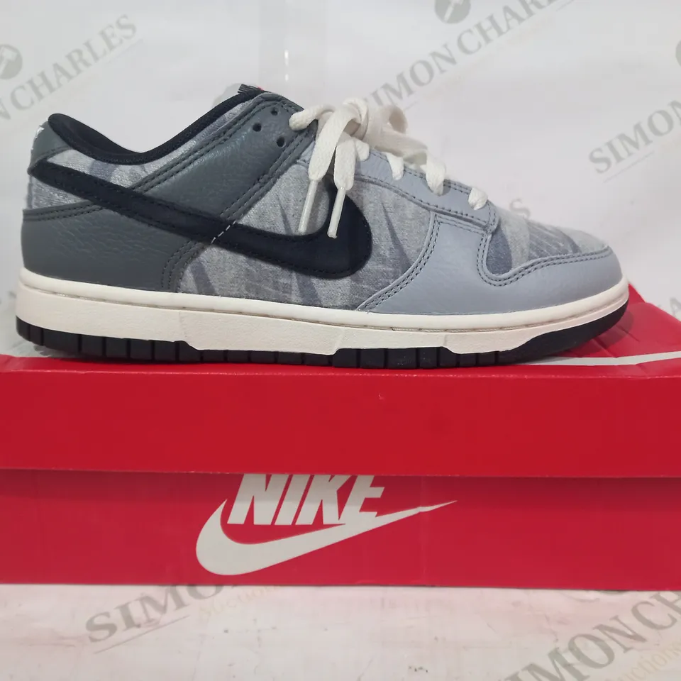 BOXED PAIR OF NIKE DUNK LOW SE TRAINERS IN GREY UK SIZE 6