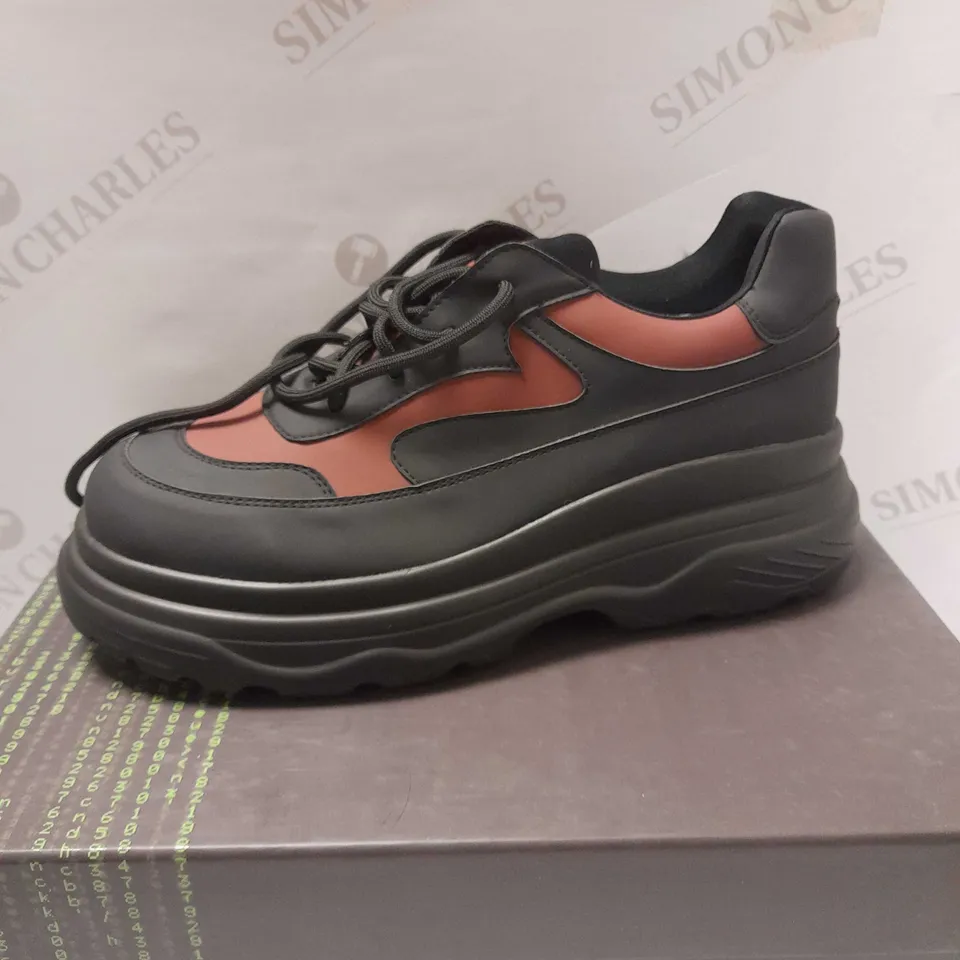 KOI GYOUBU MEN'S BLACK/RED DARK WIRE TRAINERS - SIZE 9