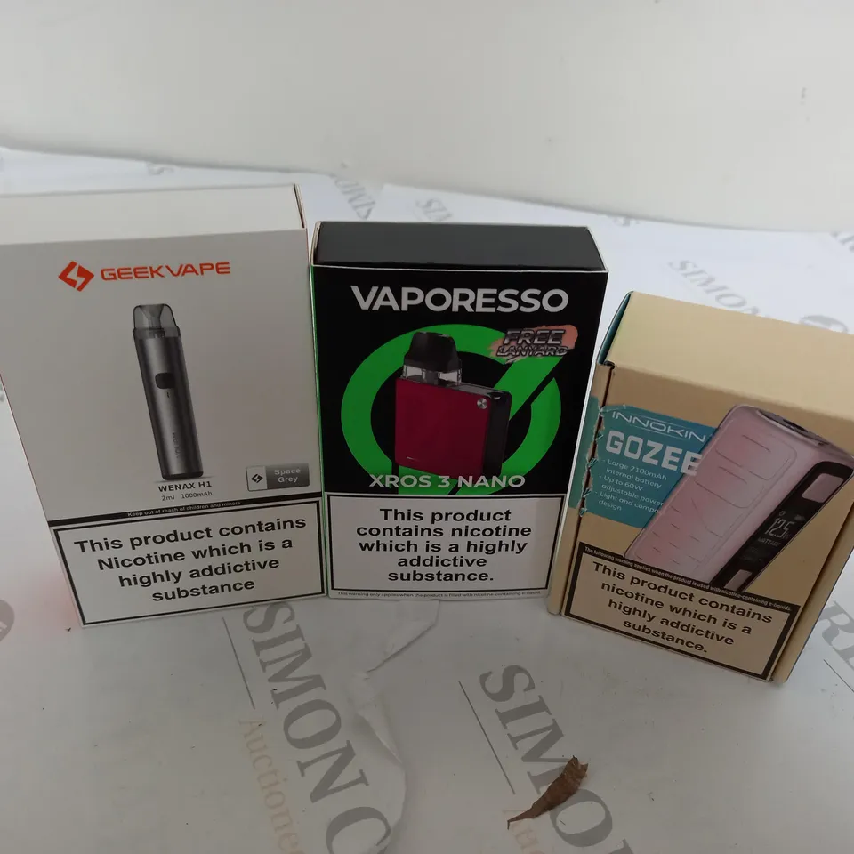 APPROXIMATELY 20 VAPES & E-CIGARETTES TO INCLUDE GEEKVAPE WENAX H1, VAPORESSO XROS 3 NANO, INNOKN GOZEE, ETC