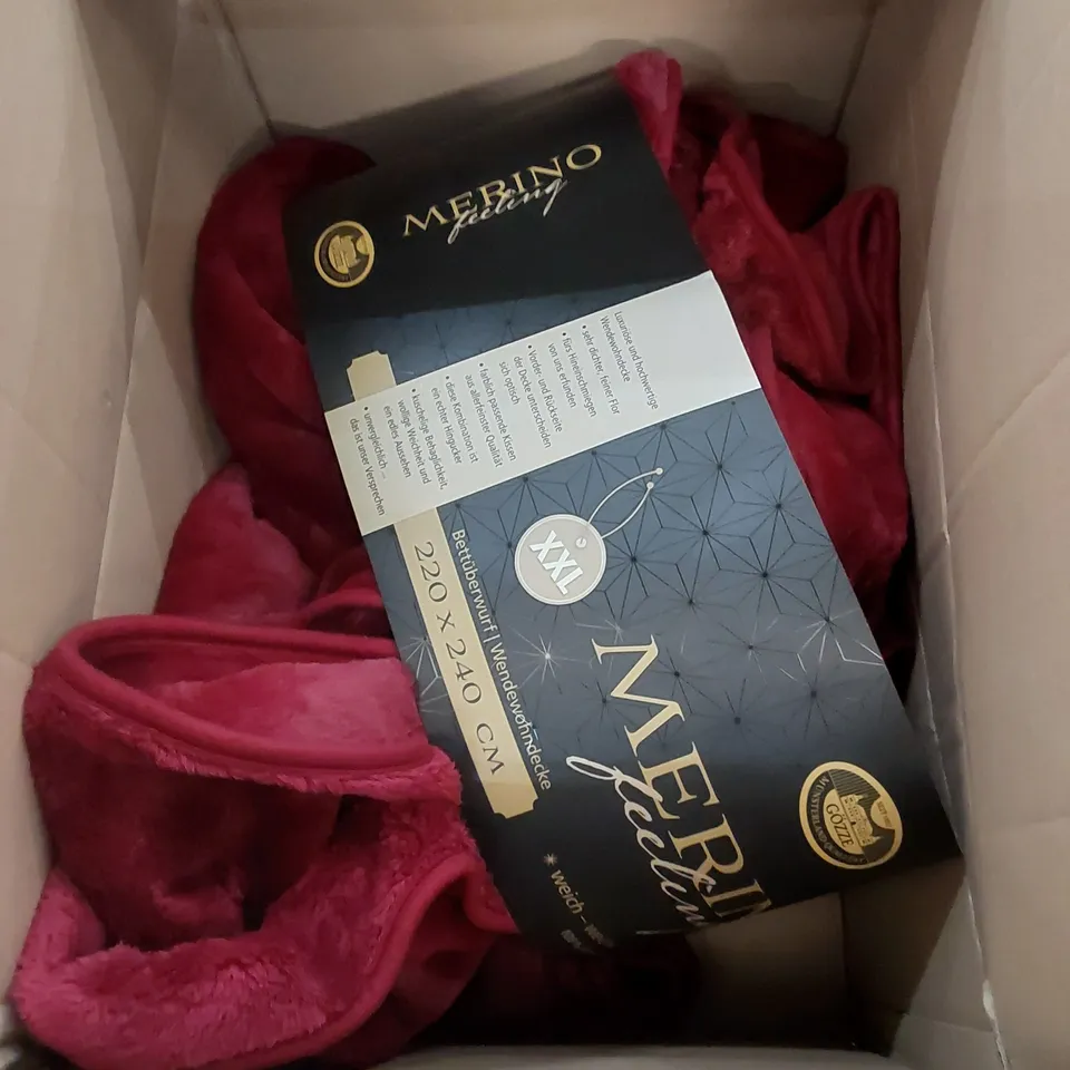 BOXED THROW BLANKET // SIZE: 220 X 240cm