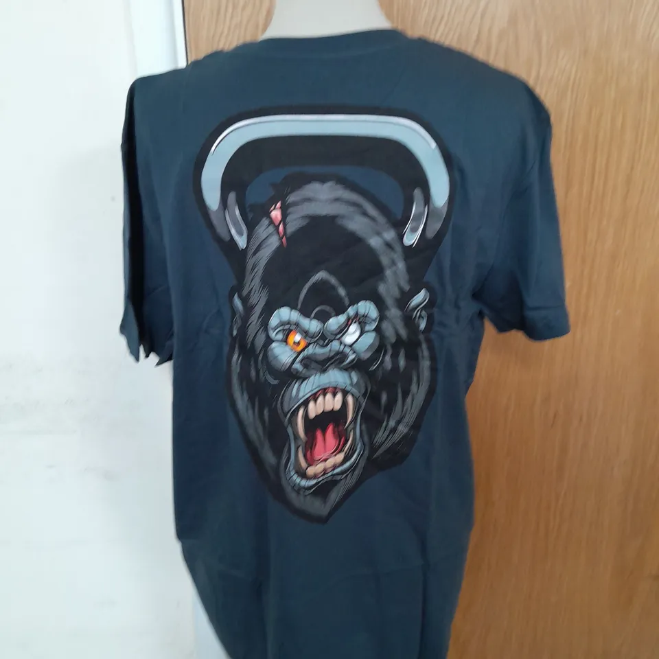 DEADSET KETTLEBELL CLUB SOFT GRAPHIC TEE IN DARK GREY SIZE XL