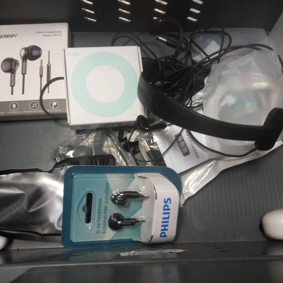 LOT OF APPROXIMATELY 20 ASSORTED TECH ITEMS TO INCLUDE WIRELESS TWS EARBUDS, SENNHEISER AND PHILIPSD EARPHONES