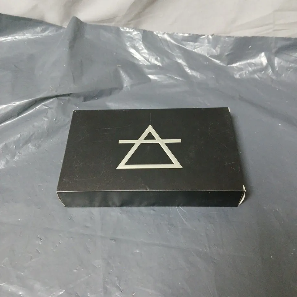 CHARLIE BETTY BEAUTY PIGMENT AND GLITTER PALETTE BOXED