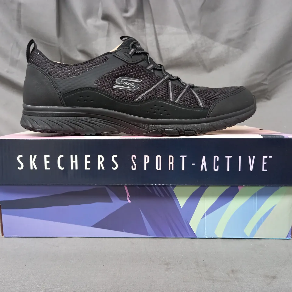 BOXED PAIR OF SKECHERS TRAINERS IN BLACK SIZE 6.5