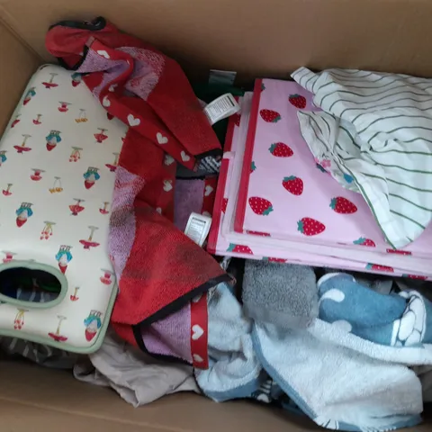 APPROXIMATELY 8 ASSORTED HOUSEHOLD ITEMS TO INCLUDE VARIOUS BEDDING IN VARIOUS SIZES AND STYLES