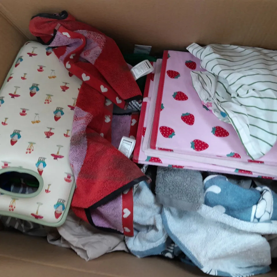 APPROXIMATELY 8 ASSORTED HOUSEHOLD ITEMS TO INCLUDE VARIOUS BEDDING IN VARIOUS SIZES AND STYLES