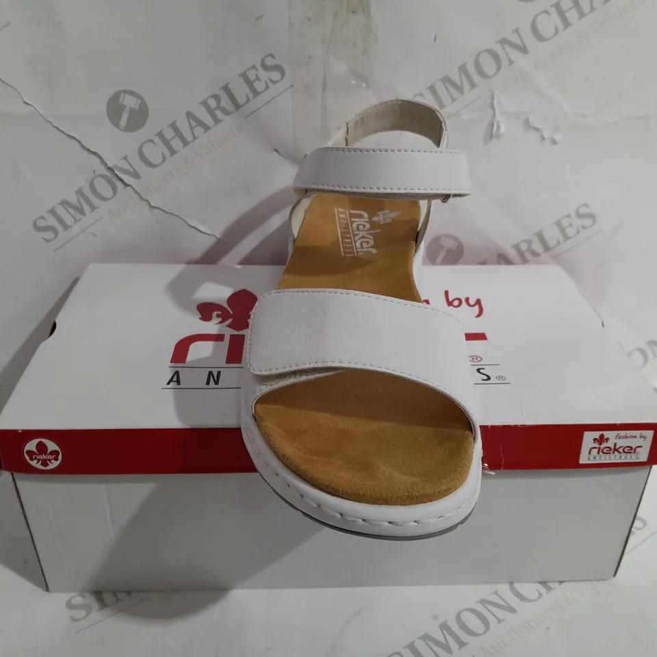 BOXED RIEKER ANTISTRESS SANDALS IN WHITE - SIZE 6