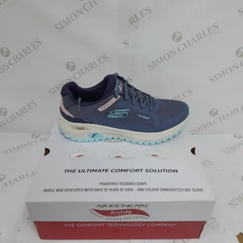 BOXED PAIR OF SKETCHERS SIZE 6 TRAINERS 