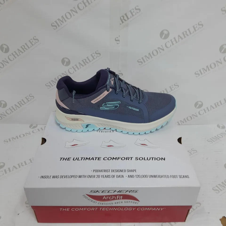 BOXED PAIR OF SKETCHERS SIZE 6 TRAINERS 