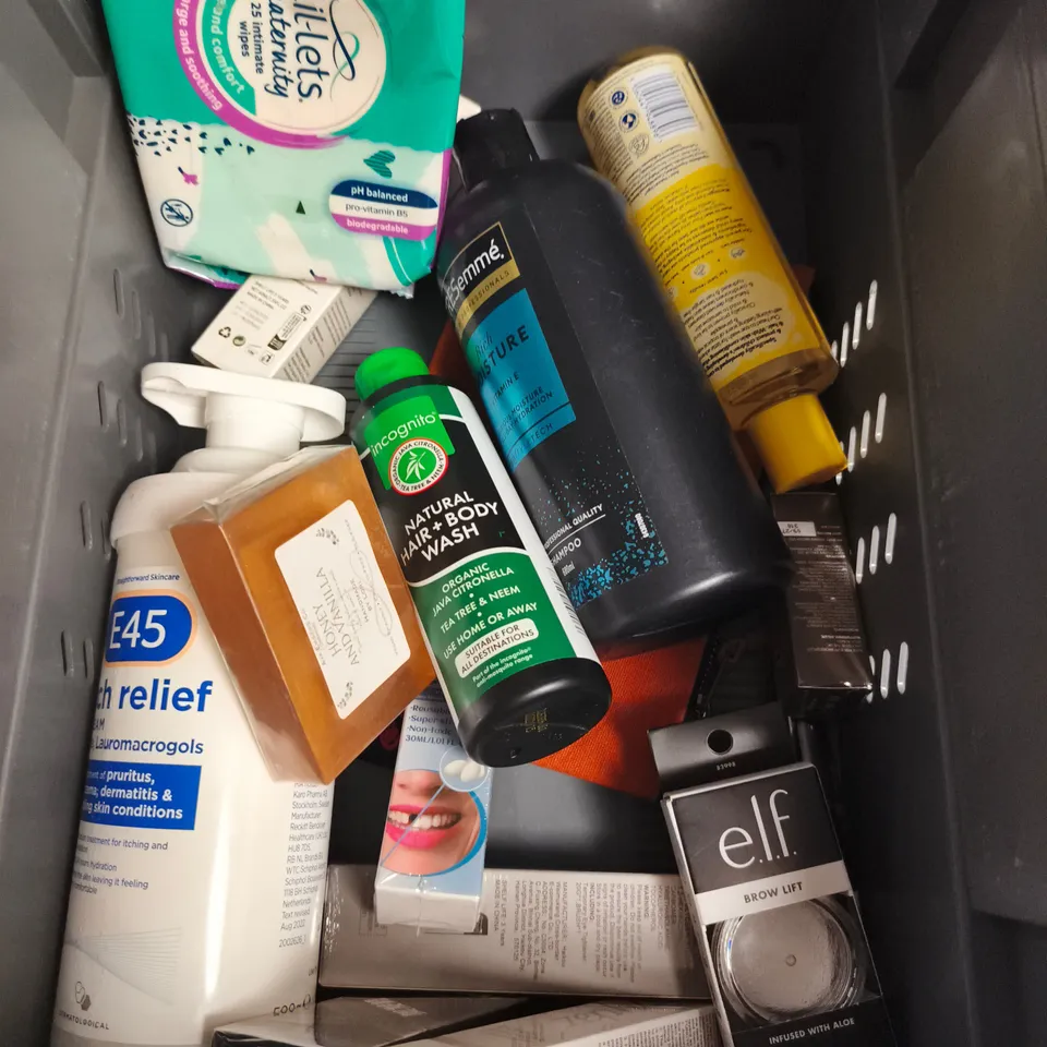 APPROXIMATEY 20 ASSORTED HEALTH AND BEAUTY PRODUCTS TO INCLUDE - PANTENE THICKENING SHAMPOO - SOAP & GLORY BODY WASH - SANCTUARY SPA BODY WASH - ETC