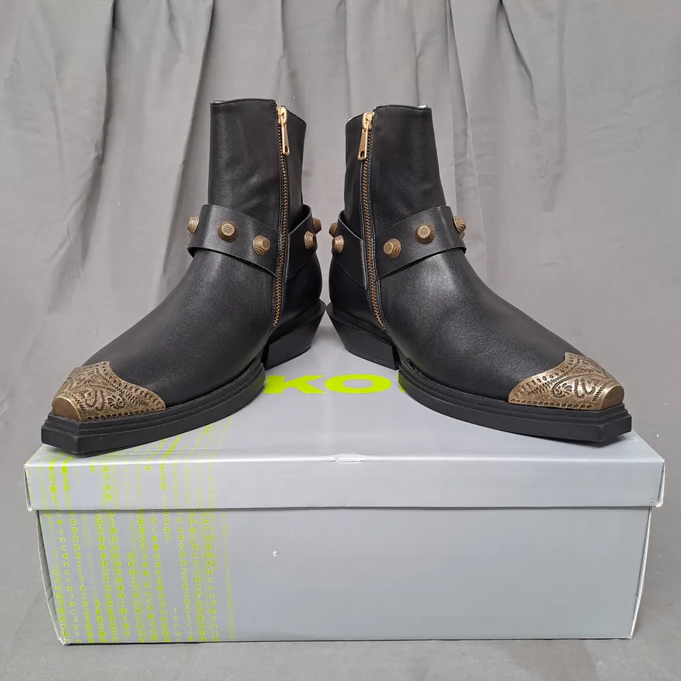 BOXED PAIR OF KOI SOUL RENDER COWBOY BOOTS IN BLACK/BRONZE EFFECT UK SIZE 7