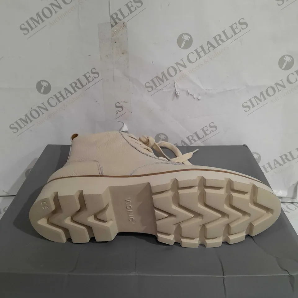BOXED PAIR OF VIONIC LANI LACE BOOTS CREAM SIZE 5