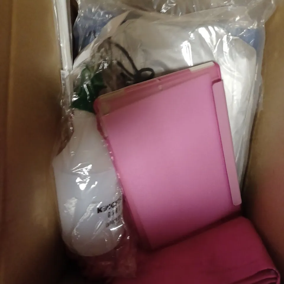 BOX OF APPROXIMATELY 10 ASSORTED HOUSEHOLD PRODUCTS TO INCLUDE WOODEN CHOPPING BOARD, KATE SPADE NOTEBOOK, FOLDABLE WALKING STICK ETC