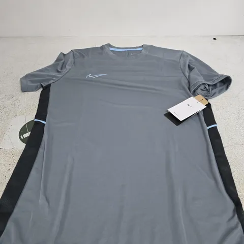 NIKE ACAD TEE – GREY/LIGHT BLUE - L