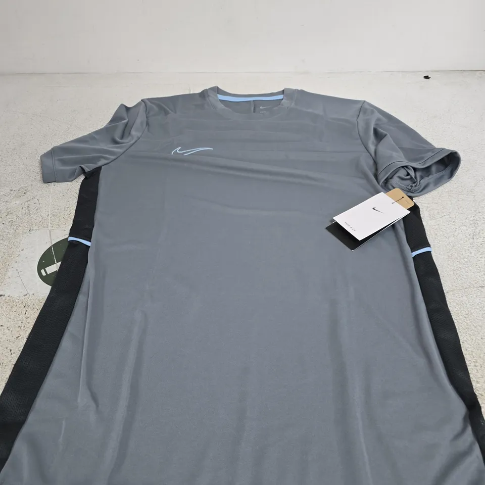 NIKE ACAD TEE – GREY/LIGHT BLUE - L