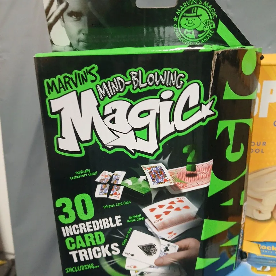 LOT OF 5 ASSORTED TOYS AND GAMES TO INCLUDE MARVIN'S MAGIC MIND-BLOWING CARD TRICKS, WOODEN SPORTS CAR KIT, BUTTERFLY JIGSAW PUZZLE, ROCKET TOY AND GLIDING FOOTBALL DISC