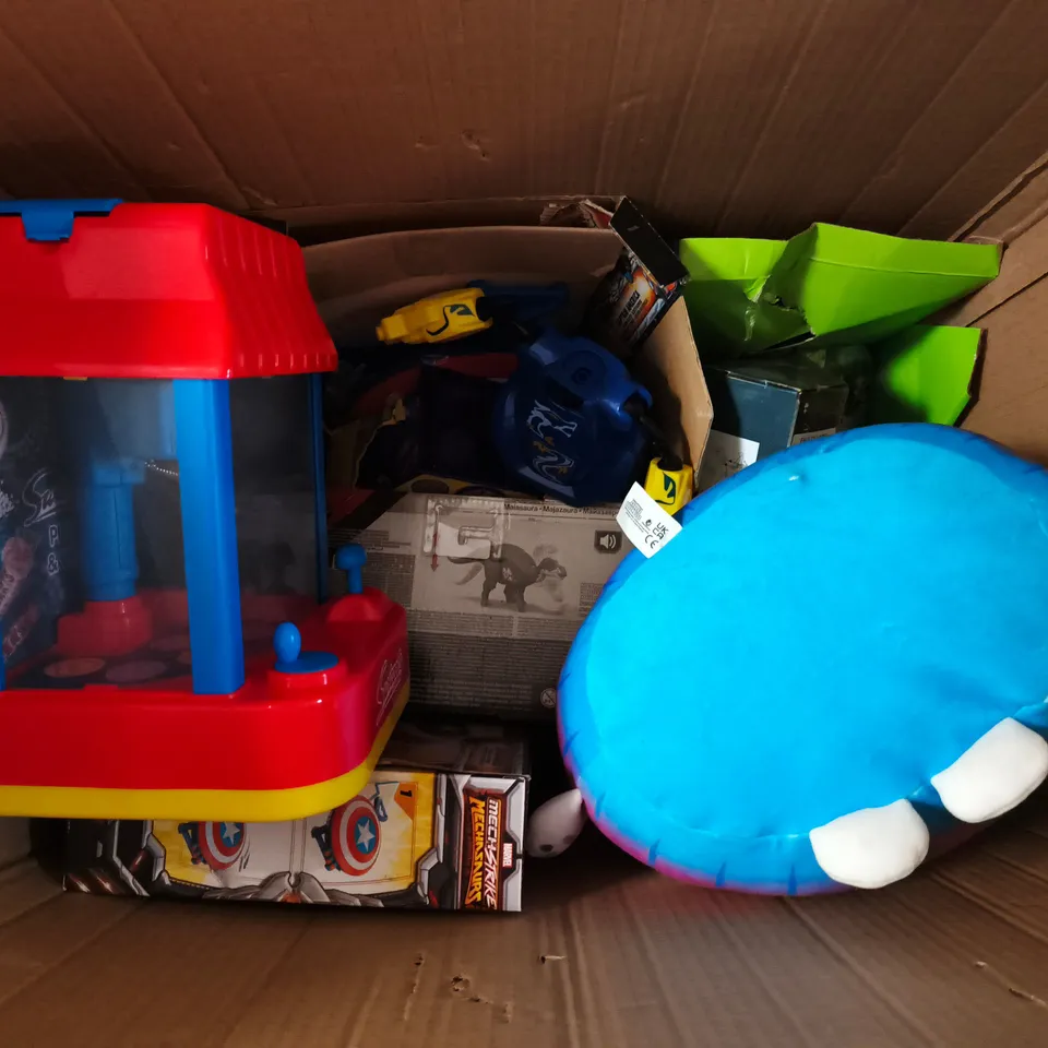 APPROXIMATELY 6 ASSORTED TOYS & GAMES PRODUCTS TO INCLUDE SWIZZELS CLAW MACHINE, POSHPAWS PLUSH, MECHSTRIKE MECHASAURUS, ETC - COLLECTION ONLY