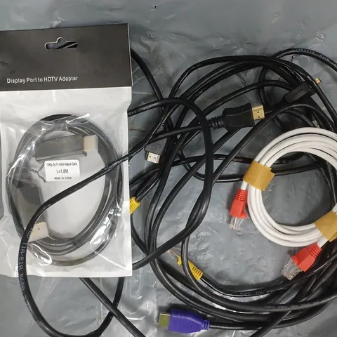 APPROXIMATELY 15 ASSORTED ELECTRICAL ITEMS TO INCLUDE VARIOUS CABLES AND PLUGS, ETC