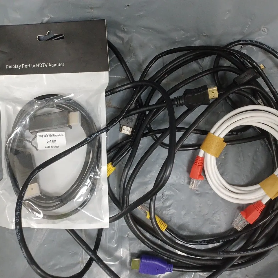 APPROXIMATELY 15 ASSORTED ELECTRICAL ITEMS TO INCLUDE VARIOUS CABLES AND PLUGS, ETC