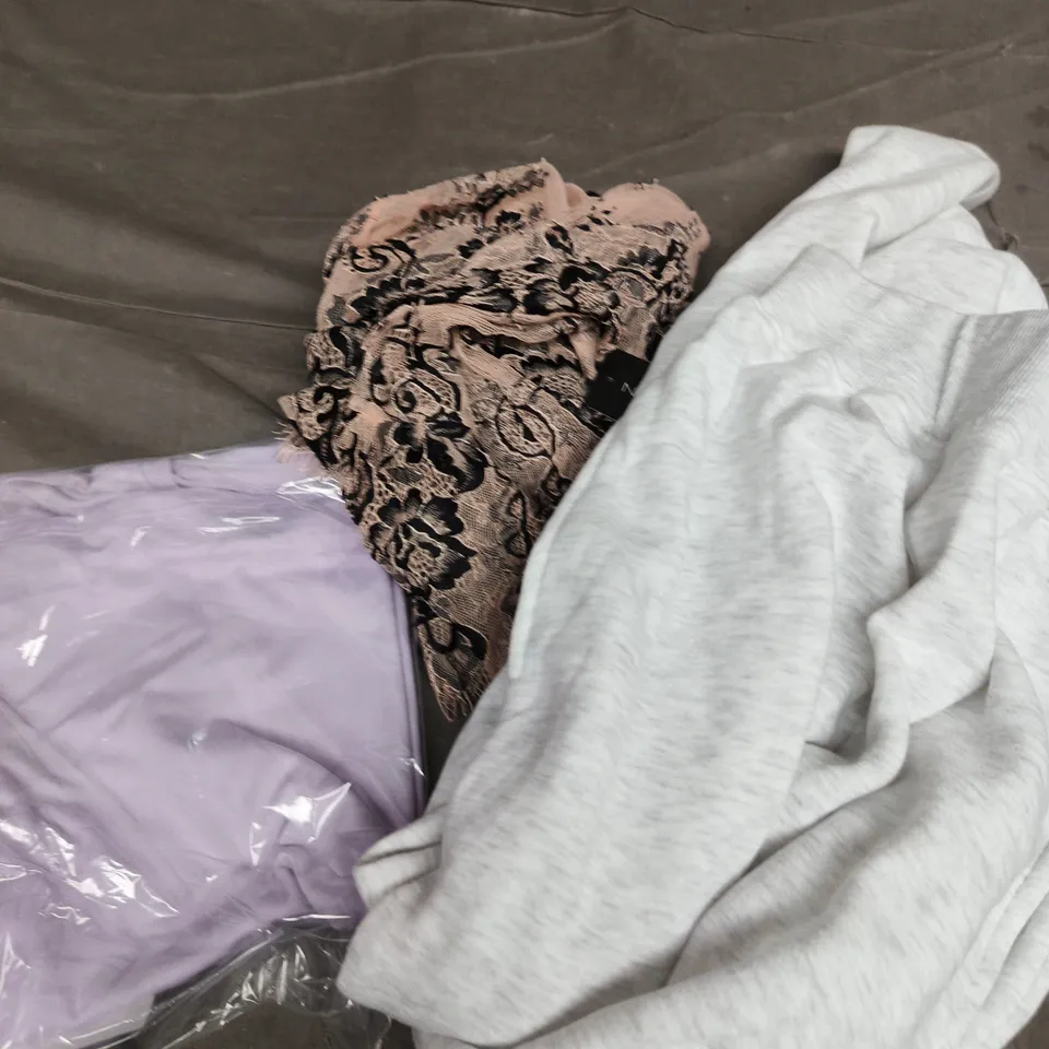 APPROXIMATELY 25 ASSORTED CLOTHING PRODUCTS IN VARIOUS STYLES & SIZES TO INCLUDE PANTS, T-SHIRTS, DRESSES ETC